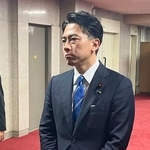 　記者団の取材に応じる小泉農相＝１日午前、農水省