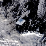 　２０２５年８月３０日に撮影された氷山「Ａ２３ａ」（中央）の衛星画像（ロシアの北極・南極学術調査研究所提供・共同）