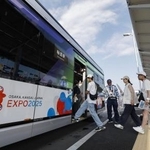 　大阪・関西万博会場からＪＲ桜島駅行きのシャトルバスに乗り込む利用客＝７月、大阪市此花区の夢洲