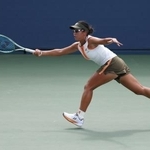 　テニスの全米オープン・ジュニア１回戦でリターンショットを放つ五藤玲奈＝１日、ニューヨーク（ゲッティ＝共同）