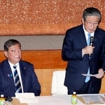 　自民党の両院議員総会で発言する森山幹事長。参院選の総括報告書取りまとめを終え、退任の意向を表明した。左は総裁の石破首相＝２日午後、東京・永田町の党本部