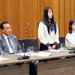 　スイス・ジュネーブの軍縮会議日本政府代表部で、高校生平和大使の代表としてあいさつする岩手県立盛岡北高２年の小笠原妙衣さん（中央）＝１日（共同）