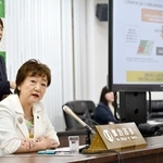 　大規模森林伐採を伴う太陽光発電所の新設自粛を求める指導方針の策定を発表する郡和子仙台市長（手前）＝２日午前、市役所