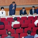 　自民党の両院議員総会で、参院選敗北について陳謝する総裁の石破首相（左から３人目）。中央は森山幹事長＝２日午後、東京・永田町の党本部