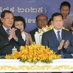 　カンボジアのフン・セン前首相（前列左）とフン・マネット首相（同右）＝１月、プノンペン（ＡＰ＝共同）