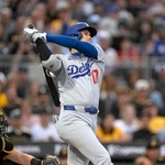 　パイレーツ戦の３回、４６号ソロを放つドジャース・大谷＝ピッツバーグ（共同）