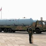 　北京の天安門前をパレードする潜水艦発射弾道ミサイル（ＳＬＢＭ）「巨浪３」＝３日（ゲッティ＝共同）