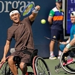 　車いすの部男子ダブルス１回戦でプレーする小田凱人（左）、グスタボ・フェルナンデス組＝ニューヨーク（共同）
