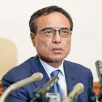 　定例記者会見に臨む経済同友会の新浪剛史代表幹事＝３日午後、東京都千代田区