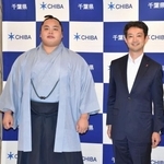 　千葉県庁で熊谷俊人知事（右）を表敬訪問し、記念撮影をする琴勝峰＝３日午後