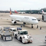　羽田空港に到着した、フィリピンで殺害された日本人２人の遺体を乗せた民間機＝３日午後