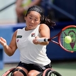 　車いすの部女子シングルス１回戦でプレーする上地結衣＝ニューヨーク（共同）