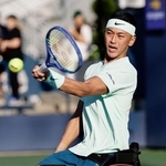 　車いすの部男子シングルス１回戦でプレーする小田凱人＝ニューヨーク（共同）
