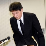 　川崎ストーカー事件を巡り、神奈川県警本部で開いた記者会見で謝罪する和田薫本部長＝４日午前