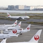 　羽田空港に駐機する日航機