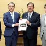 　長崎県の大石賢吾知事（中央左）から要望書を受け取る石破首相＝４日午前、首相官邸