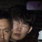 　警視庁世田谷署に入るパク・ヨンジュン容疑者（奥）＝１日午後