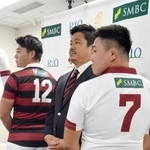 　スポンサーのロゴ入りのラグビー部ジャージーを披露する早大の野中健吾主将（左）ら。中央は大田尾竜彦監督＝４日、東京都内