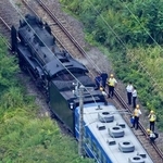 　ＪＲ上越線後閑-上牧間の下り線で脱線した試運転中の蒸気機関車＝４日午後１時５２分、群馬県みなかみ町（共同通信社ヘリから）