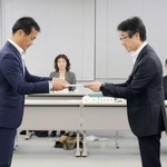 　大分労働局長（左）に答申する大分地方最低賃金審議会の井田雅貴会長＝４日午後、大分市