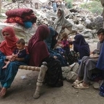 　３日、アフガニスタン・クナール州で、地震で家を追われ避難した家族（ＡＰ＝共同）