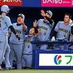 　７回、森下の２点二塁打で生還した近本（５）を迎える阪神ナイン＝バンテリンドーム