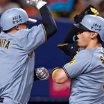 　１回、先制２ランを放ち森下（左）と喜ぶ阪神・佐藤輝＝バンテリンドーム