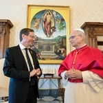 　イスラエルのヘルツォグ大統領（左）と面会するローマ教皇レオ１４世＝４日、バチカン（Ｃ）Ｖａｔｉｃａｎ　Ｍｅｄｉａ提供・共同）