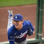 　ブルペンで投球練習するドジャース・山本＝ピッツバーグ（共同）