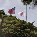 　米空軍嘉手納基地に掲揚された日の丸と星条旗＝２０２４年７月、沖縄県嘉手納町