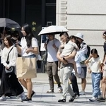 　東京・銀座を行き交う人たち＝８月