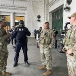 　米首都ワシントンの駅に立つ州兵と警察官＝４日（共同）