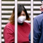 　送検のため岐阜北署を出る神原美希容疑者＝５日午前９時４１分