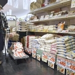 　４月、埼玉県のスーパーに並んだコメ