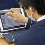 　デジタル教科書を使って授業に臨む生徒＝２０２４年２月、茨城県守谷市（画像の一部を加工しています）