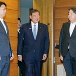 　閣議に臨む石破首相（中央）＝５日午前、首相官邸