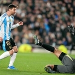 　ベネズエラ戦で先制点を決めるアルゼンチンのメッシ（左）＝ブエノスアイレス（ＡＰ＝共同）