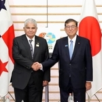 　会談前に、パナマのムリノ大統領（左）と握手する石破首相＝５日午前、首相官邸