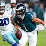 　カウボーイズ戦でＴＤランを決めるイーグルスのＱＢハーツ（右）＝フィラデルフィア（ＡＰ＝共同）