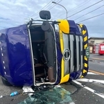 　突風で横転したトレーラー＝５日午後２時３４分、静岡県牧之原市