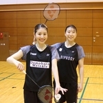 　ポーズをとる、バドミントン女子ダブルスの志田千陽（左）、五十嵐有紗組＝５日、東京都江東区
