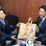 　西川貴教さん（左）と面会する小泉農相＝５日午後、農水省