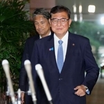 　記者団の取材に臨む石破首相＝５日午前、首相官邸