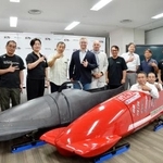 　ポーズする下町ボブスレーの関係者ら＝５日、東京都大田区