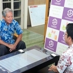 　防衛省の担当者（右）と面会する沖縄県与那国町の上地常夫町長＝５日午前、与那国町役場