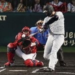 　１回阪神無死、大山が左越えに満塁本塁打を放つ。捕手坂倉＝甲子園