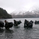 　米アラスカ州で訓練する海軍特殊部隊ＳＥＡＬＳ＝２００３年１２月（ゲッティ＝共同）