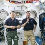 　米国の中学生らの質問に宇宙から回答する油井亀美也飛行士（右）＝５日（ＮＡＳＡの中継から・共同）