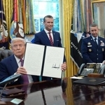 　米国防総省の呼称として「戦争省」を使うことを認める大統領令に署名したトランプ大統領＝５日、ホワイトハウス（ゲッティ＝共同）