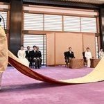 　「加冠の儀」に臨まれる秋篠宮家の長男悠仁さま＝６日午前１０時１６分、宮殿・春秋の間（代表撮影）